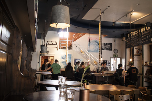 Ambiance brasserie Le Temps d'une Pinte — cuves de fermentation, bar, pintes artisanales